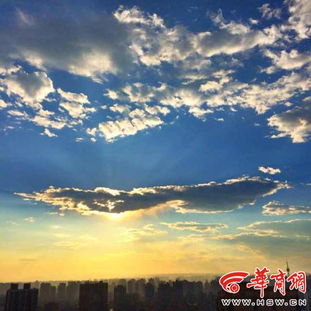 西安蓝天惊现“双龙戏日”奇观，纯粹云海美不胜收